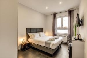 A bed or beds in a room at Floor 6 Boutique Rooms by DOT Suites