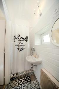 A bathroom at Öreg Malom Apartmanház Még 37 kép