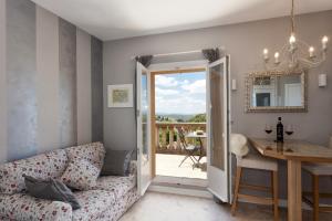 a living room with a couch and a table at Il Barlanzone Affittacamere in Montalcino