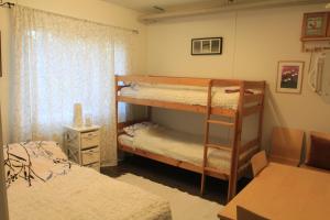 1 dormitorio con 2 literas y 1 cama en Wanha Autti Camping, en Autti