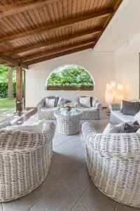 A seating area at Hotel La Bussola