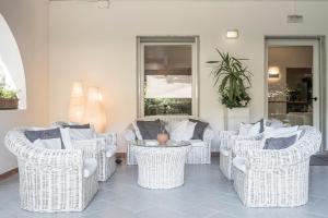A seating area at Hotel La Bussola