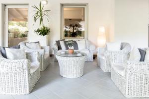 A seating area at Hotel La Bussola
