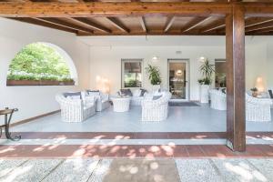 A seating area at Hotel La Bussola