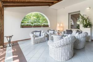 A seating area at Hotel La Bussola