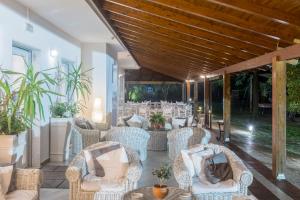A seating area at Hotel La Bussola