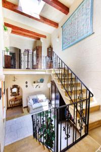 spiralne schody w domu z salonem w obiekcie L'Ghorfa w mieście Xagħra