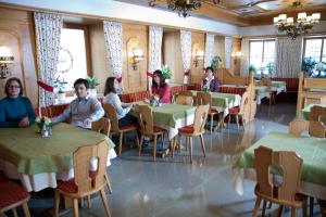 eine Gruppe von Personen, die in einem Restaurant an Tischen sitzen in der Unterkunft Hotel Zur Krone in Beilngries