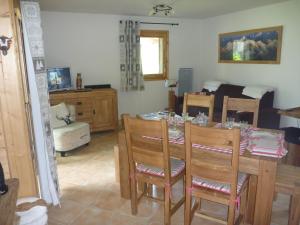 1 dormitorio y sala de estar con mesa y sillas. en Résidence Les Chardons Argentés 2 en Samoëns