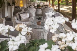 A seating area at Hotel La Bussola