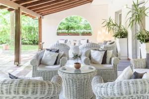 A seating area at Hotel La Bussola