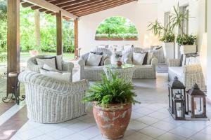 A seating area at Hotel La Bussola