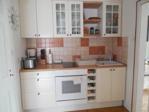 Kuchyň nebo kuchyňský kout v ubytování Cafe Vielharmonie Apart-Pension