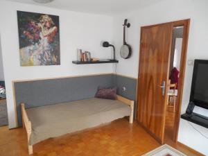 a small room with a bed and a tv at Cafe Vielharmonie Apart-Pension in Maria Lankowitz
