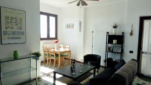 un soggiorno con divano e tavolo di Apartment Stay Bel Piemonte a Dogliani