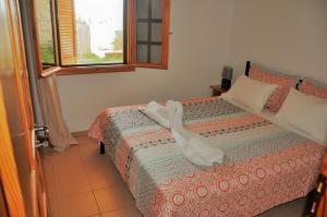 um quarto com uma cama com toalhas em Villa Leonidas em Pitsídia