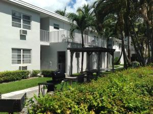 un bâtiment avec une table et des chaises dans une cour dans l'établissement Summerland Suites, à Fort Lauderdale
