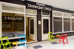 un magasin avec des chaises et des tables colorées devant un magasin dans l'établissement Dioklecijan delux, à Split