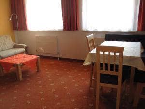 Ein Sitzbereich in der Unterkunft Apartmenthaus Rupitsch