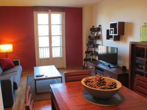 ein Wohnzimmer mit einer Schüssel auf einem Tisch in der Unterkunft Barcelona4Seasons - Central Palace in Barcelona