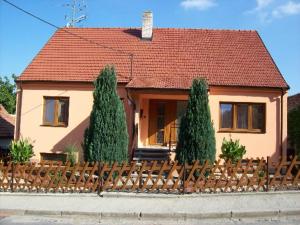 クレントニツェにあるUbytovani u Lysonkuの塀と木の前の家