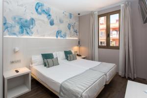 Posteľ alebo postele v izbe v ubytovaní Hostal Operaramblas + 36 fotografií
