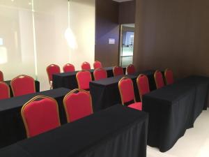 una sala conferenze con tavoli neri e sedie rosse di Jinjiang Inn Nanning Chaoyang Square People's Park a Nanning