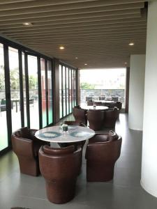una sala da pranzo con tavoli, sedie e finestre di Jinjiang Inn Nanning Chaoyang Square People's Park a Nanning
