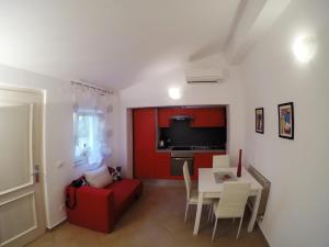 - un salon avec un canapé rouge et une table dans l'établissement Studio Apartment Adriana, à Poreč