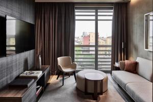 Posezení v ubytování Hotel VIU Milan, a Member of Design Hotels