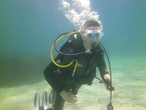 una persona in acqua con una telecamera di Hotel Theris a Megalochori (Isola di Agistri)