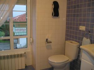 ルアンコにあるFinca El Carbayalのバスルーム(トイレ、洗面台付)、窓が備わります。