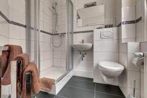 ein Badezimmer mit Dusche, Toilette und Waschbecken in der Unterkunft Hotel Alte Post in Calw