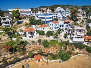 Una vista aérea de Kostas Rooms