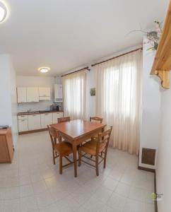 Albergo Diffuso Balcone sul Friuliにあるキッチンまたは簡易キッチン