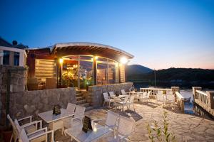 un restaurante con mesas y sillas en un patio en Luxury Sea Residence by Kristina, en Tivat