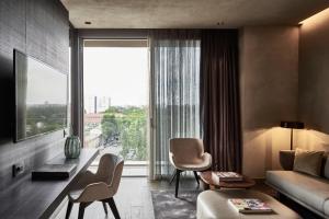 Posezení v ubytování Hotel VIU Milan, a Member of Design Hotels
