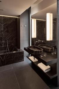 Koupelna v ubytování Hotel VIU Milan, a Member of Design Hotels