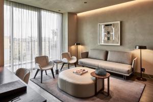 Posezení v ubytování Hotel VIU Milan, a Member of Design Hotels