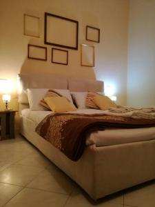 un letto con due cuscini sopra in una stanza di Panorama Apartment a Pognana Lario