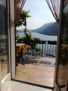 una vista da una porta di un balcone con vista sul lago di Panorama Apartment a Pognana Lario