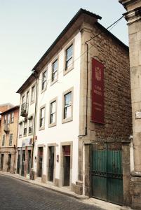 een wit gebouw aan de straatkant bij Casa Museu in Vouzela