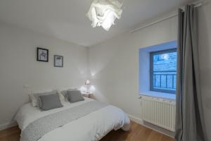 カルカソンヌにあるCité Chicの白いベッドルーム(ベッド1台、窓付)