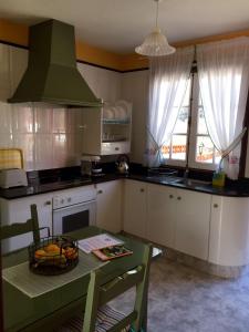 una cocina con una mesa y una estufa horno superior en Casa Gusber I, en El Paso