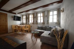 ein Wohnzimmer mit einem Sofa und einem Tisch in der Unterkunft Gästehaus am Plönlein in Rothenburg ob der Tauber