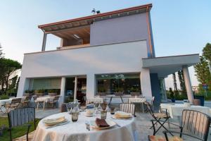 Reštaurácia alebo iné gastronomické zariadenie v ubytovaní Borgo del Faro