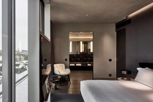 Postel nebo postele na pokoji v ubytování Hotel VIU Milan, a Member of Design Hotels
