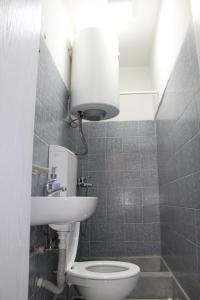 łazienka z toaletą i umywalką w obiekcie Villa Flora Guesthouse w mieście Kruszewo