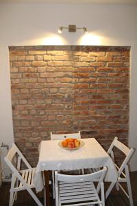 stół z talerzem owoców w obiekcie Villa Flora Guesthouse w mieście Kruszewo