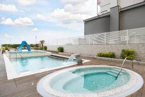 basen w środku budynku w obiekcie Hotel Fedora Riccione w mieście Riccione